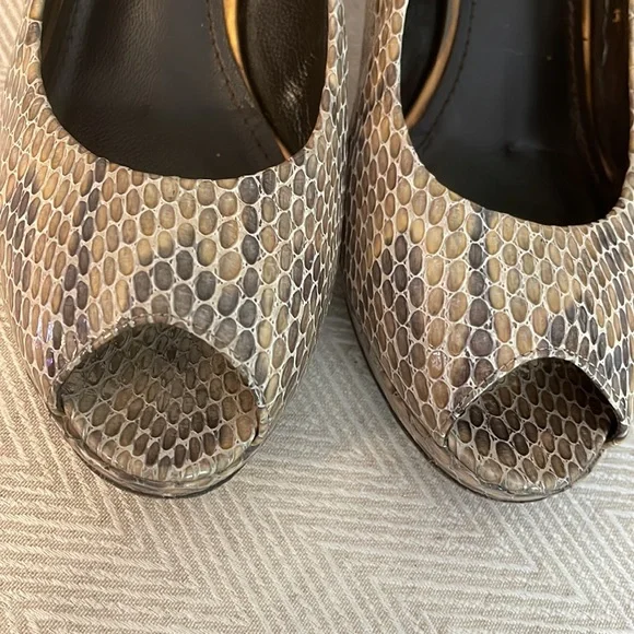Stuart Weitzman platform snake skin pump heels - Picture 3 of 12